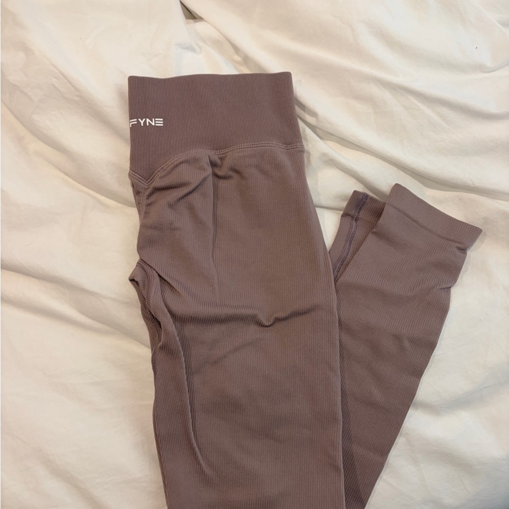 DFYNE Women's purple ribbed leggings medium